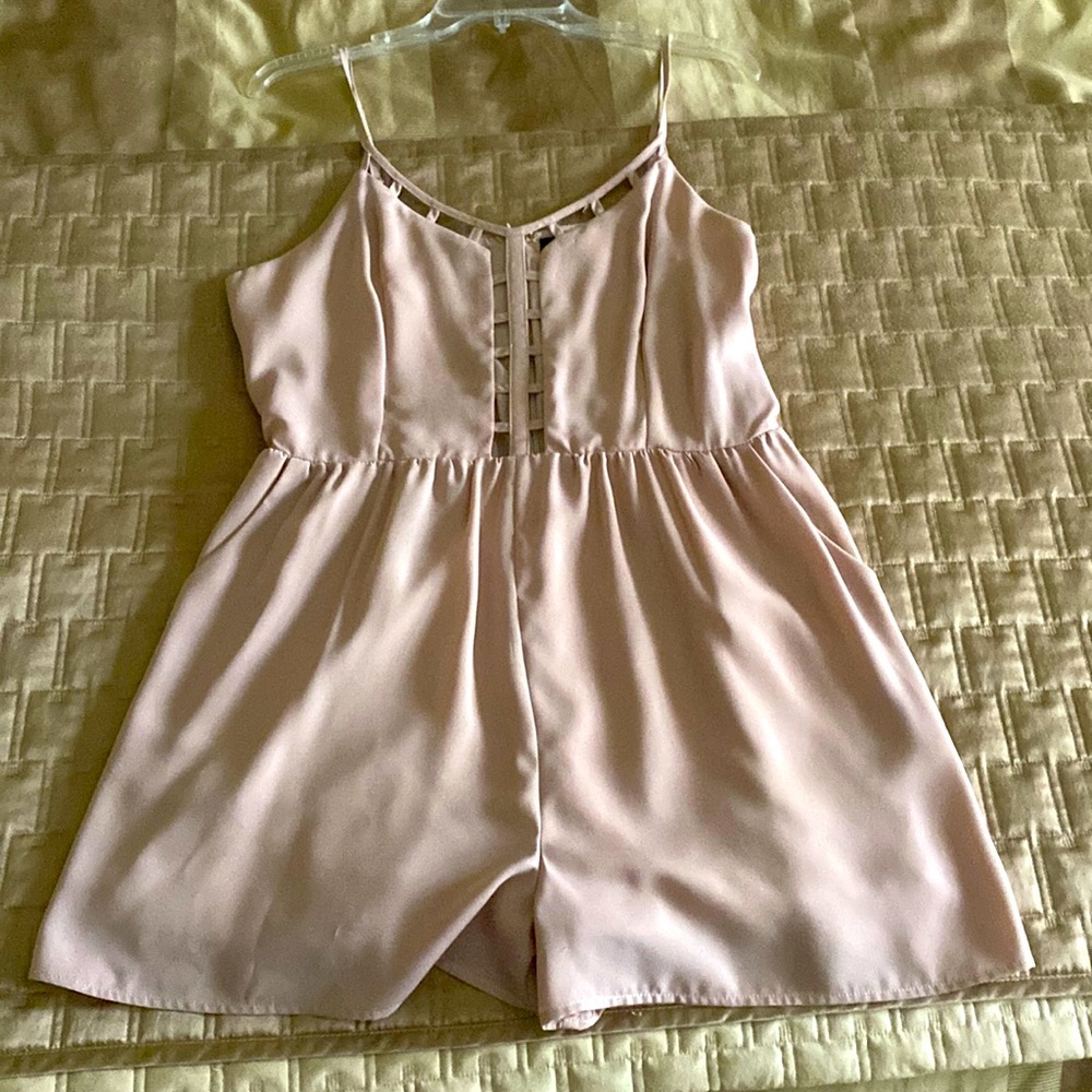 Tan/ beige spaghetti strap romper with pockets. Size large